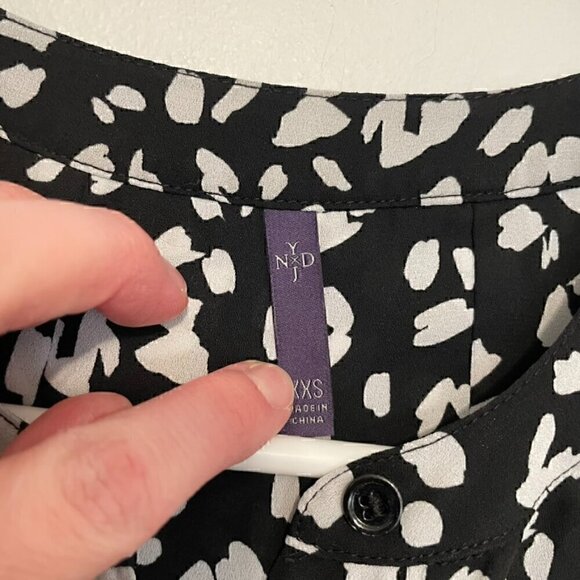 NYDJ NOT YOUR DAUGHTERS JEANS Pintuck Blouse 3/4 Sleeve Pleatback Black White - Picture 4 of 16